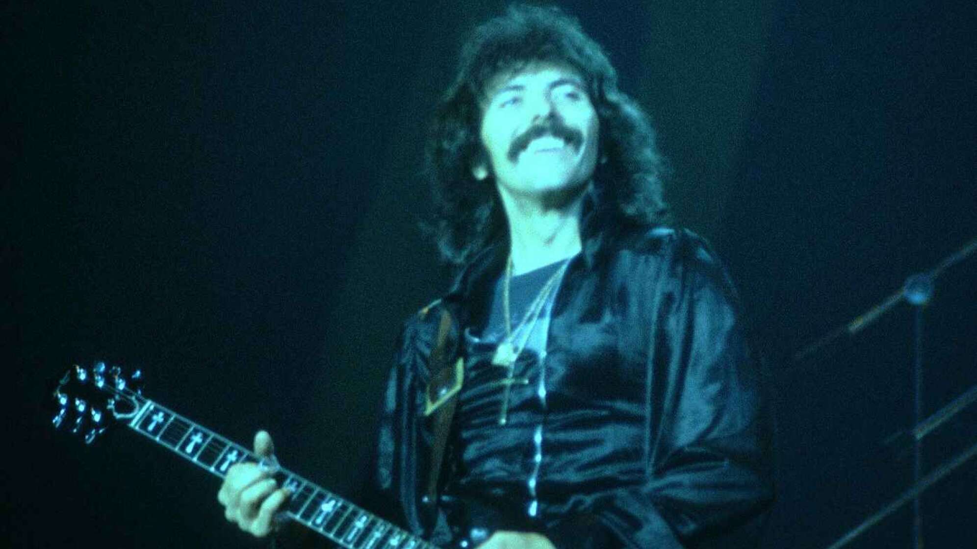 Tommy Iommi spielt Gitarre