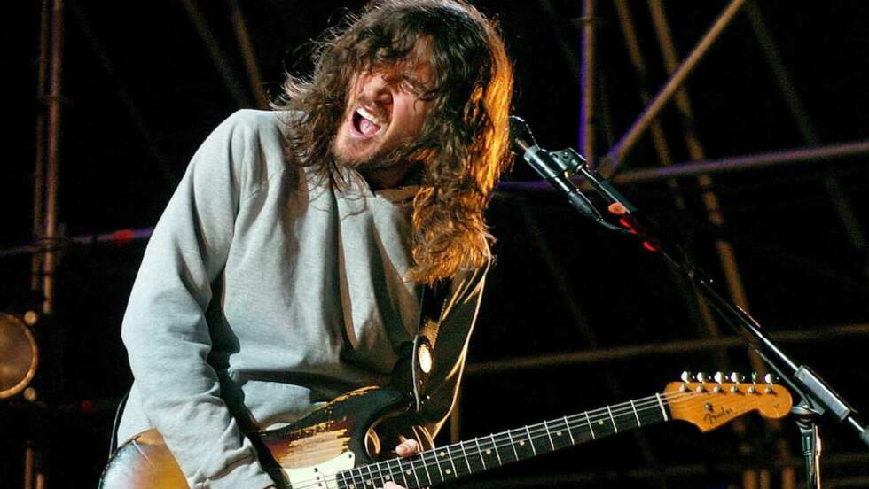 John Frusciante mit einer Gitarre ung geschlossenen Augen