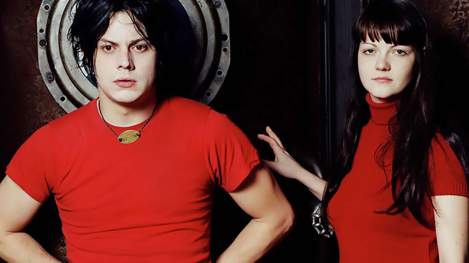 Jack und Meg White in rotem Shirt vor schwarzem Hintergrund