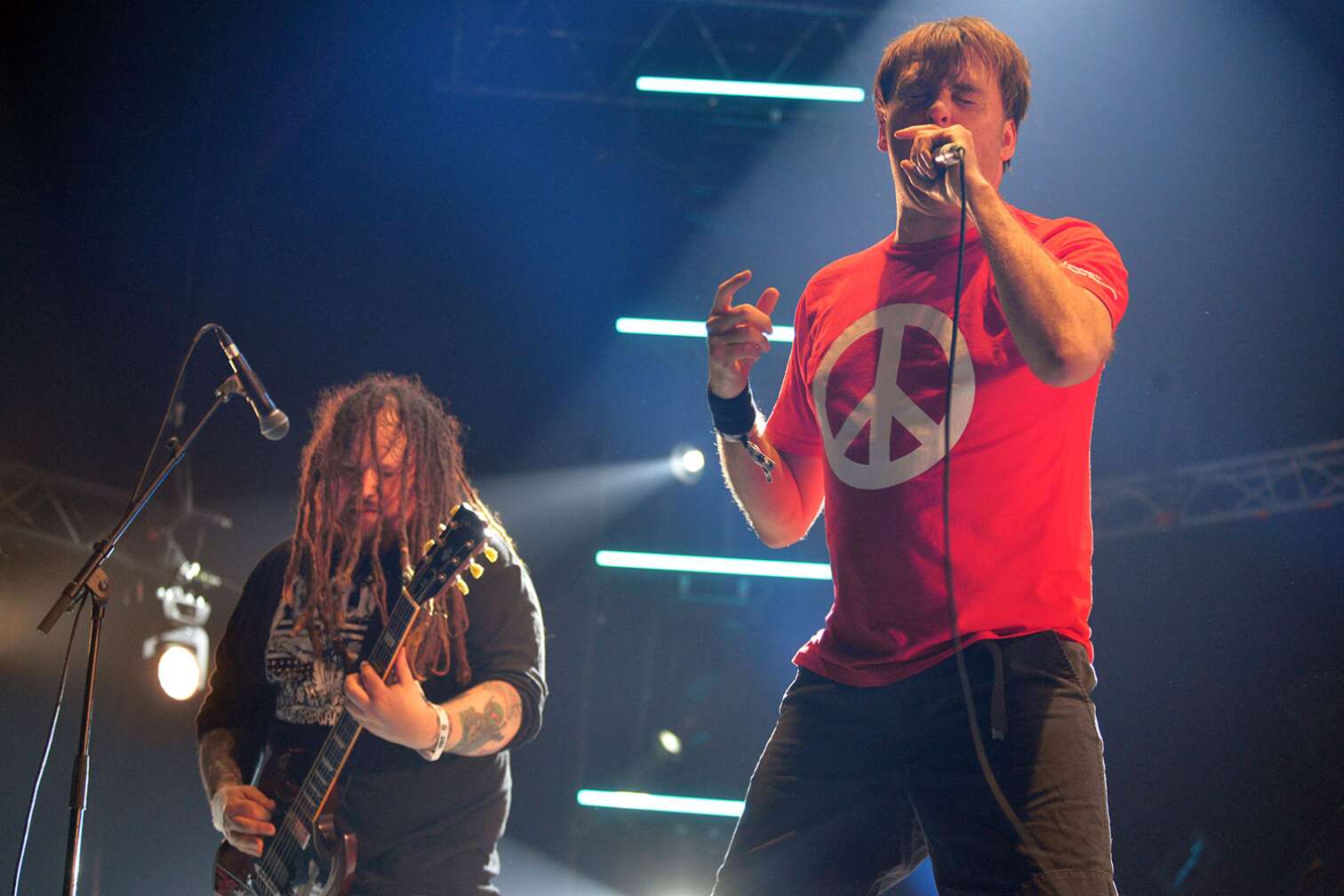 Mark Greenway und Mitch Harris von Napalm Death performen auf der Bühne