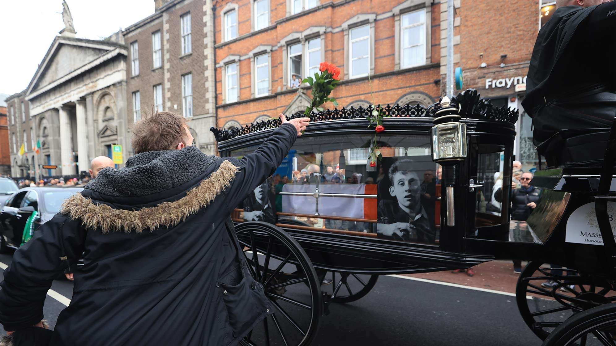Blumen werden auf den Leichenwagen geworfen, während sich der Trauerzug von Shane MacGowan vor seiner Beerdigung seinen Weg durch die Straßen bahnt. MacGowan, der Singer-Songwriter und Frontmann von The Pogues, starb am 30. November 2023. Er wurde 65 Jahre alt.