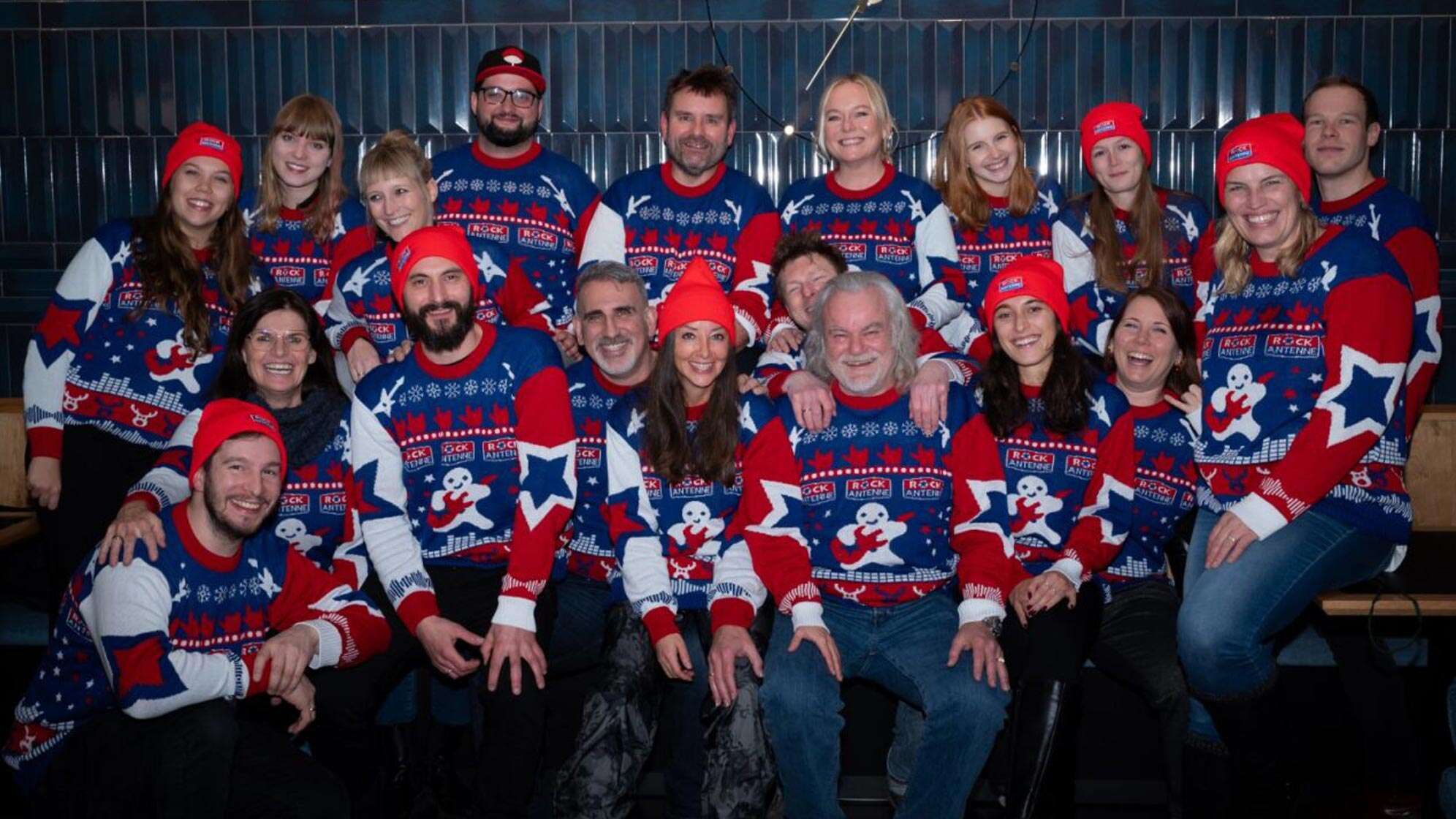 Das ROCK ANTENNE Team mit ROCK ANTENNE Ugly Christmas Sweatern