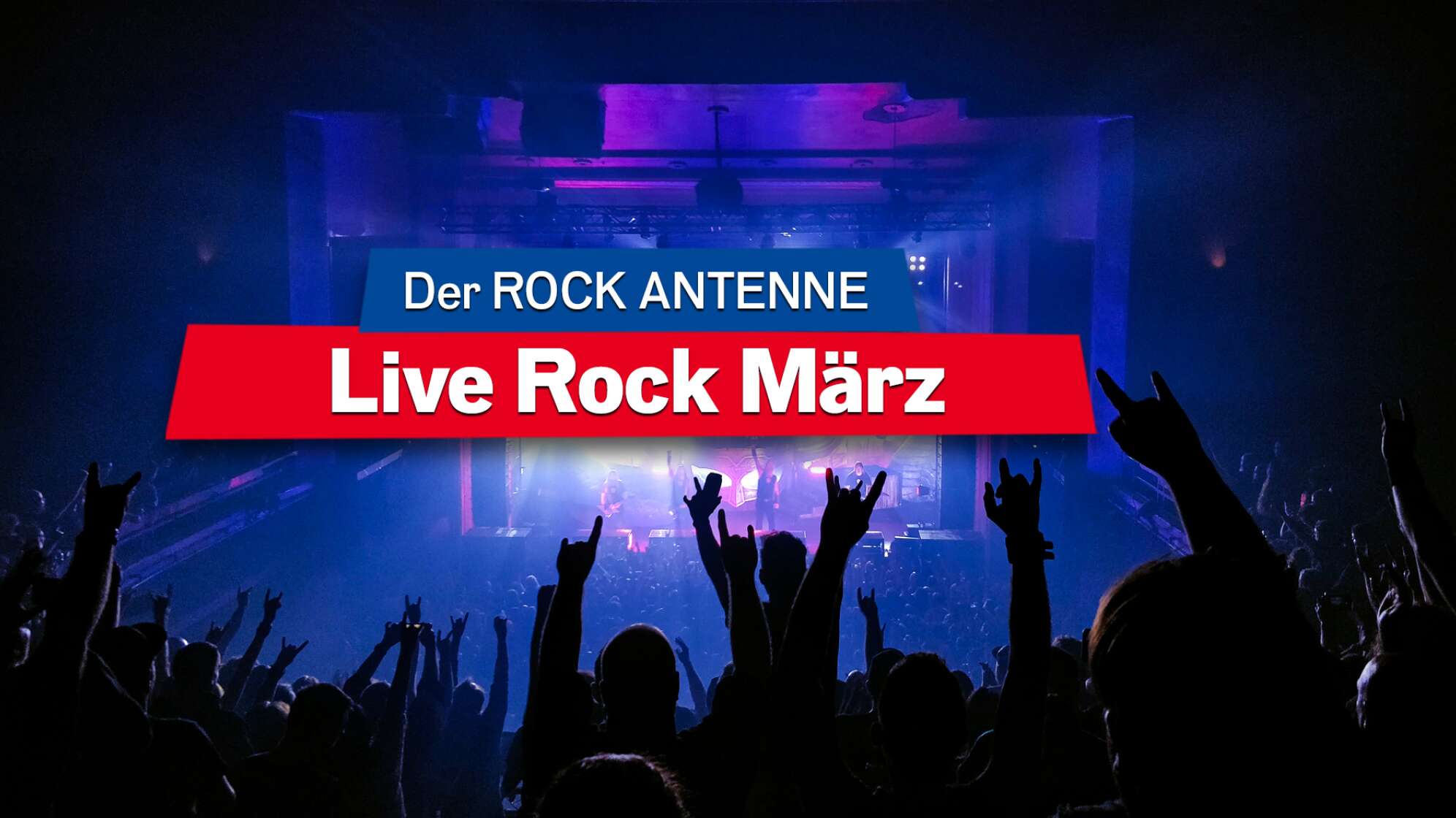 Blick auf die Bühne bei einem Konzert, Aufschrift 'Der ROCK ANTENNE Live Rock März'