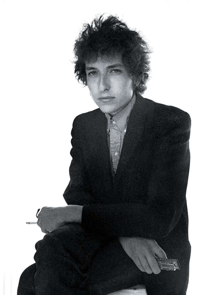 Porträt von Bob Dylan im schwarzen Hemd mit Kippe