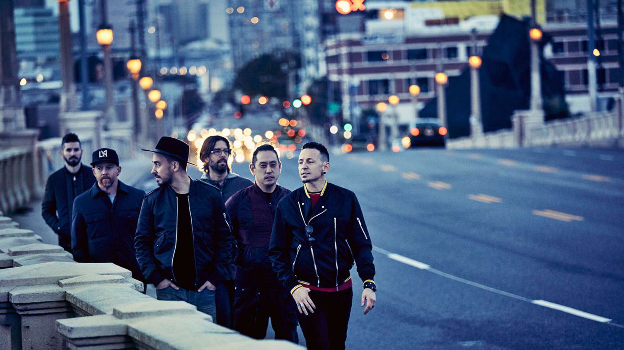 Linkin Park auf einer Brücke