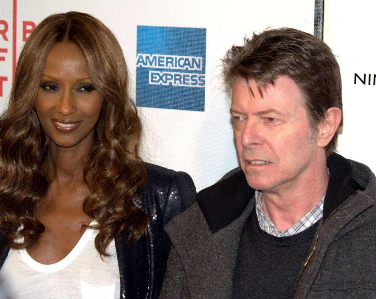 David & Iman Bowie vor einer Werbewand