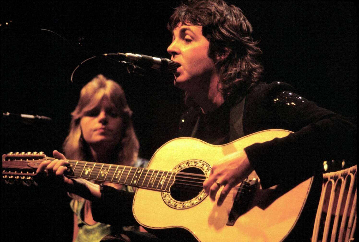 Paul McCartney spielt Gitarre neben seiner Frau Linda