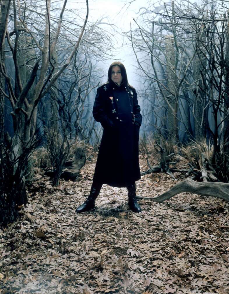 Ozzy Osbourne steht im Wald
