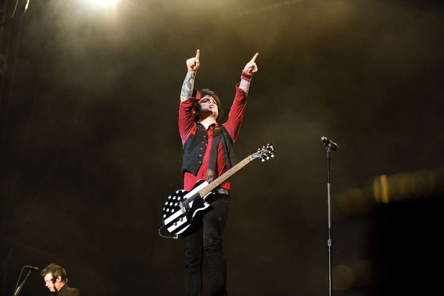 Billie Joe Armstrong hebt seine Hände in die Luft