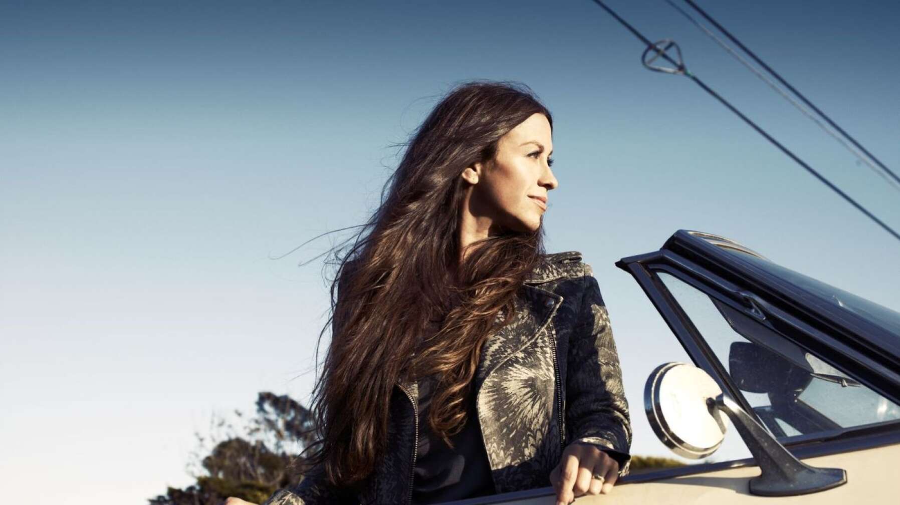 Alanis Morissette im Auto