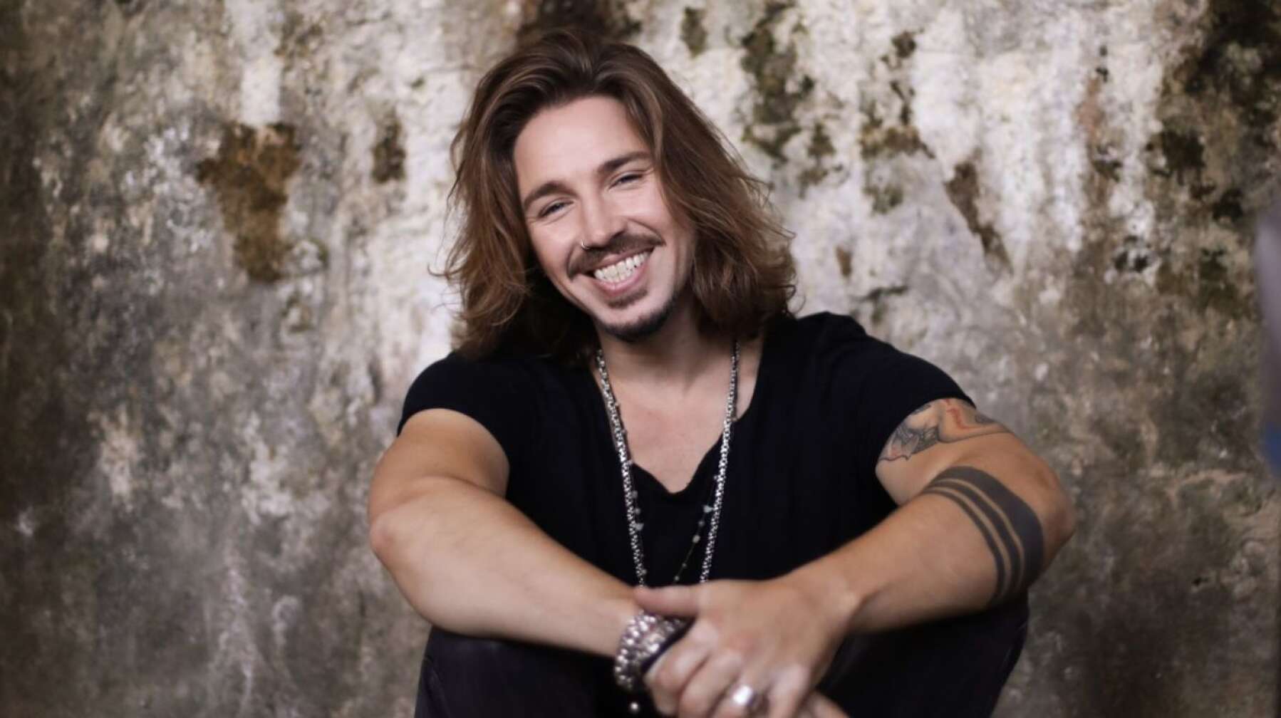 Gil Ofarim im Schneidersitz