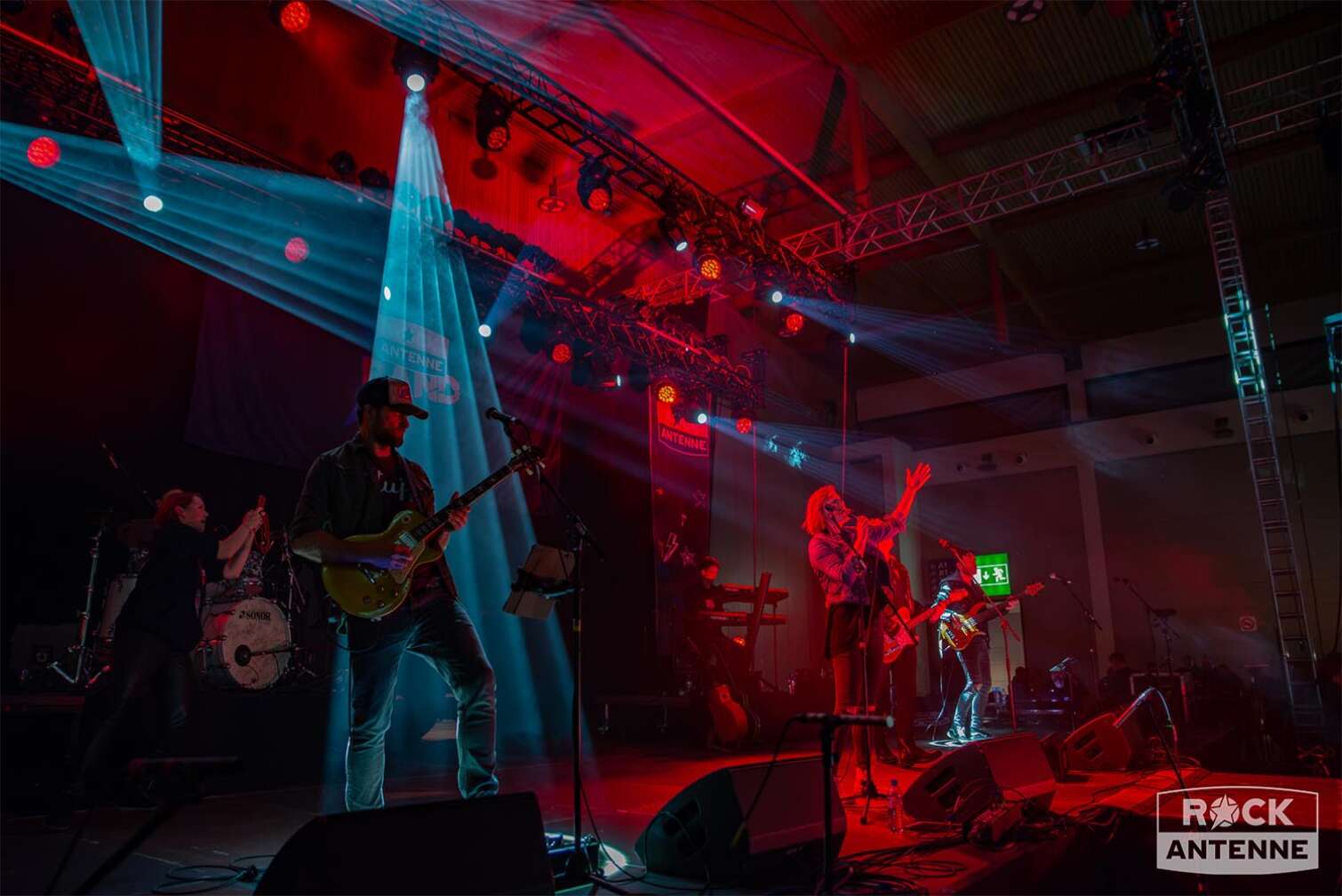 Ein Live Foto der ROCK ANTENNE Band bei ihrem Auftritt bei der CLASSIC ROCK NIGHT am 26.01.2024 bei der Motorradmesse MotorradWelt Bodensee in Friedrichshafen