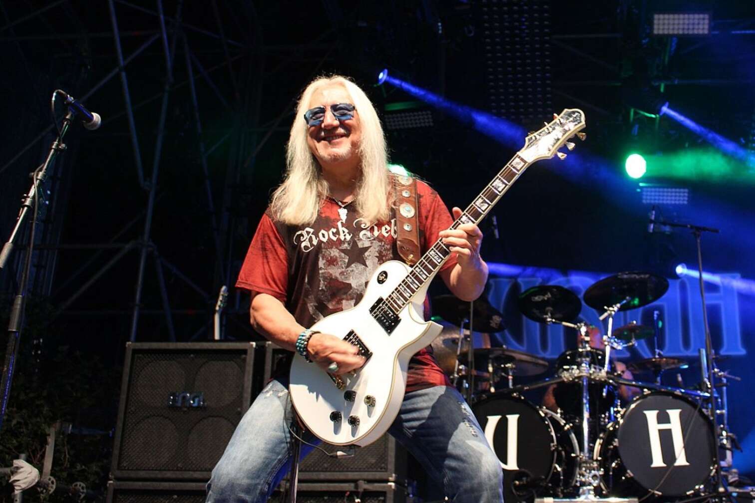 Uriah Heep mit Gitarre auf einer Bühne