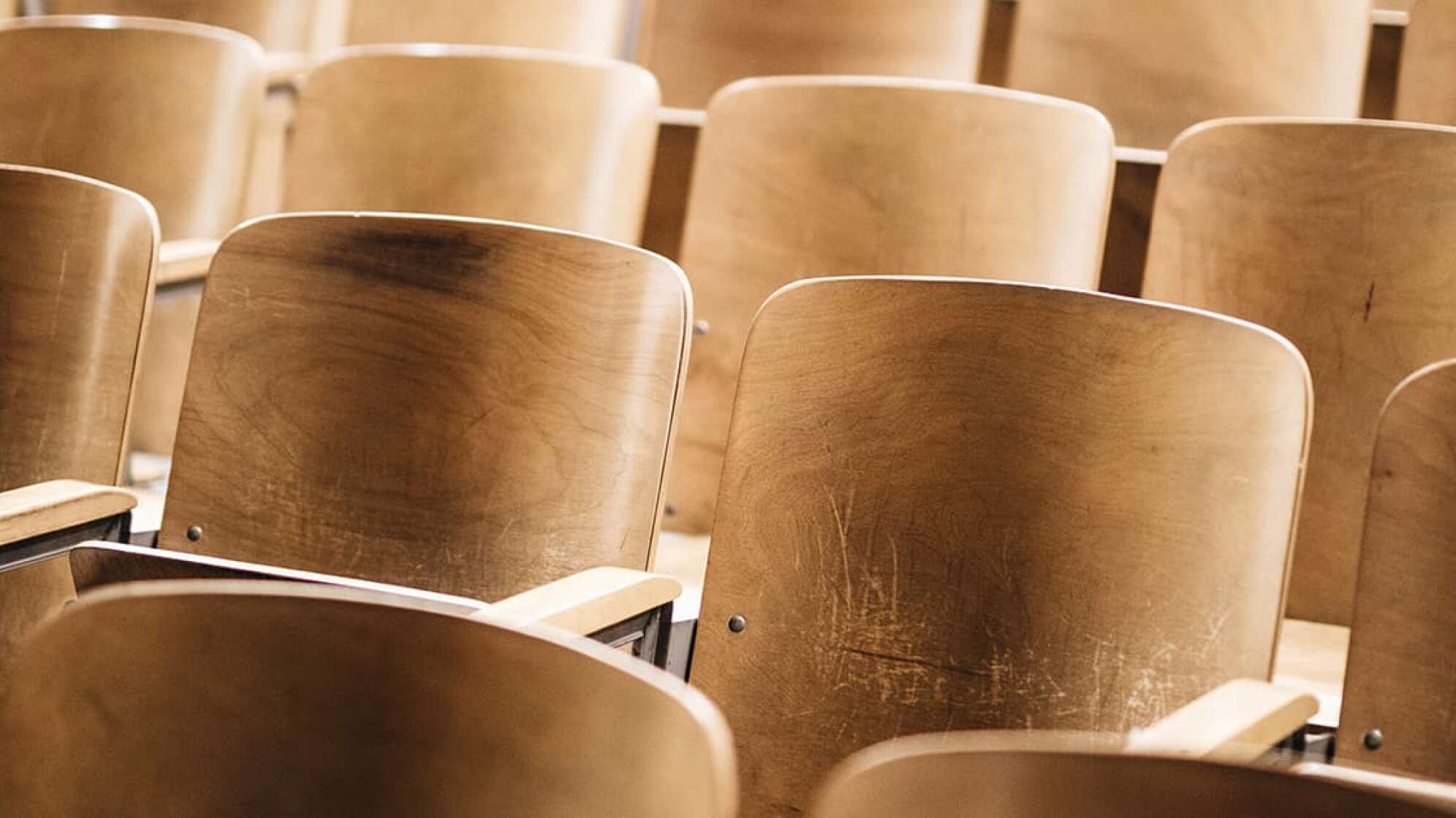 Stühle in einem Hörsaal