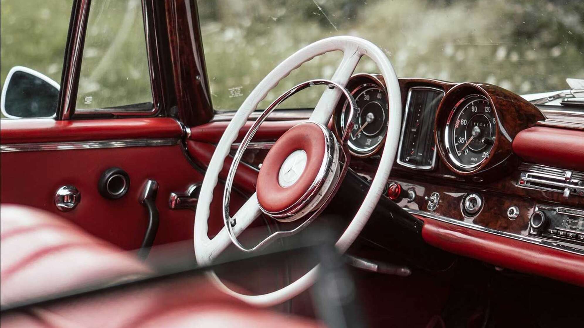 weißes Lenkrad im Mercedes 300 SL Oldtimer