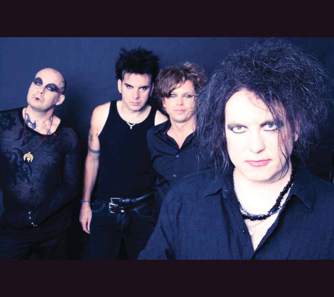 The Vure Robert Smith , Michael Dempsey und Lol Tolhurst im Punkstyle vor einer schwarzen Leinwand