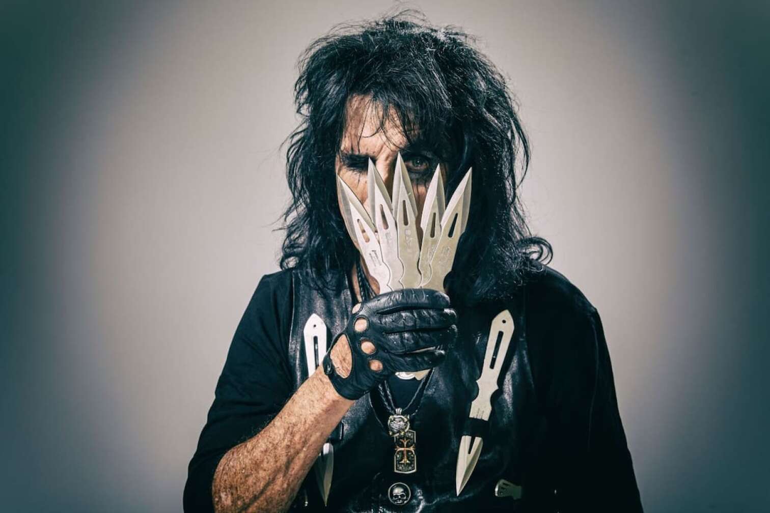 Alice Cooper mit Messern in der Hand