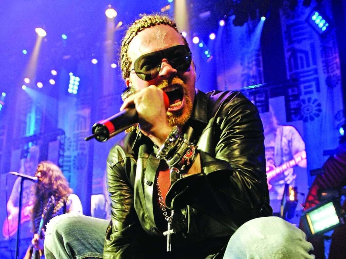 Axl Rose mit Mikrofon in der Hand