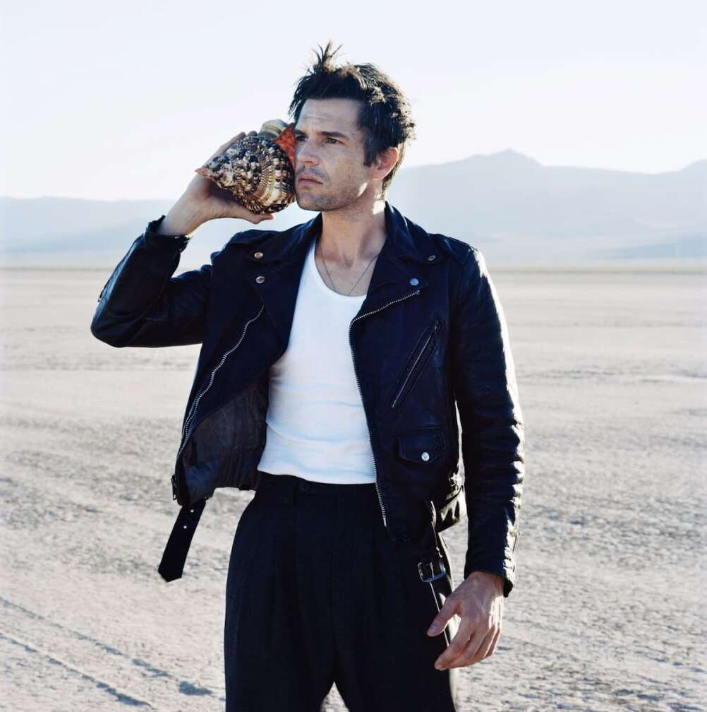 Brandon Flowers hält sich eine Muschel ans Ohr