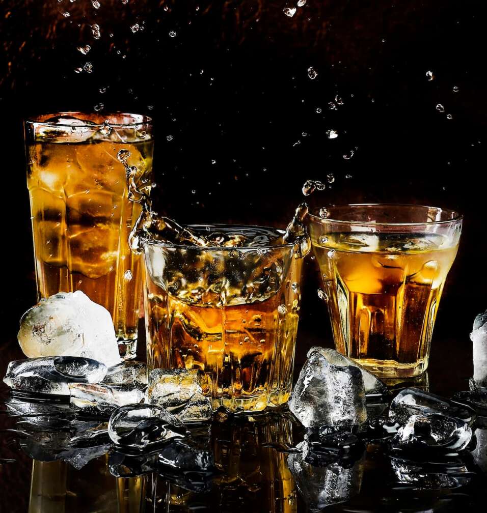 Gefüllte Whiskygläser und Eiswürfel