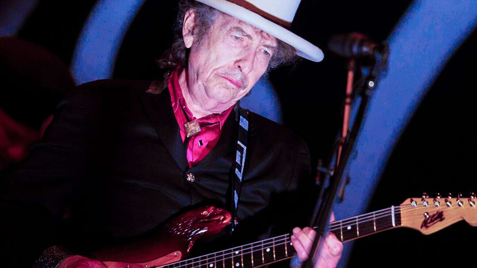 Bob Dylan spielt mit konzentriertem Blick E-Gitarre