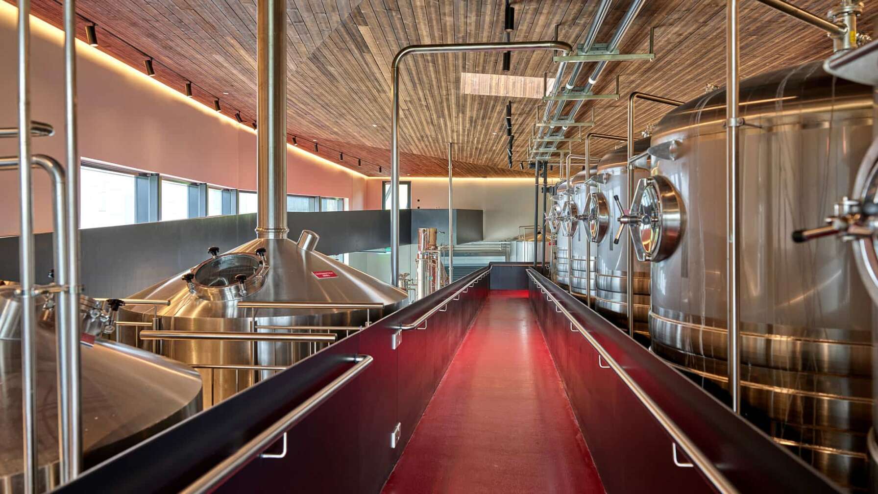 Bild des Inneren mit Brennkesseln und weiterem Equipment der Penninger Whisky Brennerei im Bayerwald