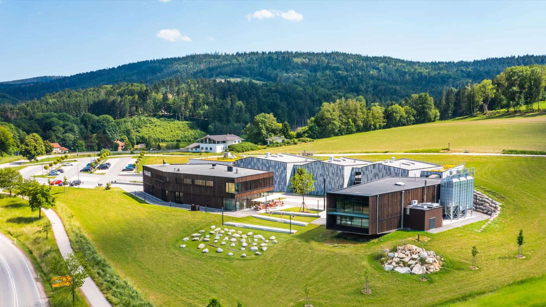 Luftaufnahme der Penninger Whiskybrennerei im Bayerwald