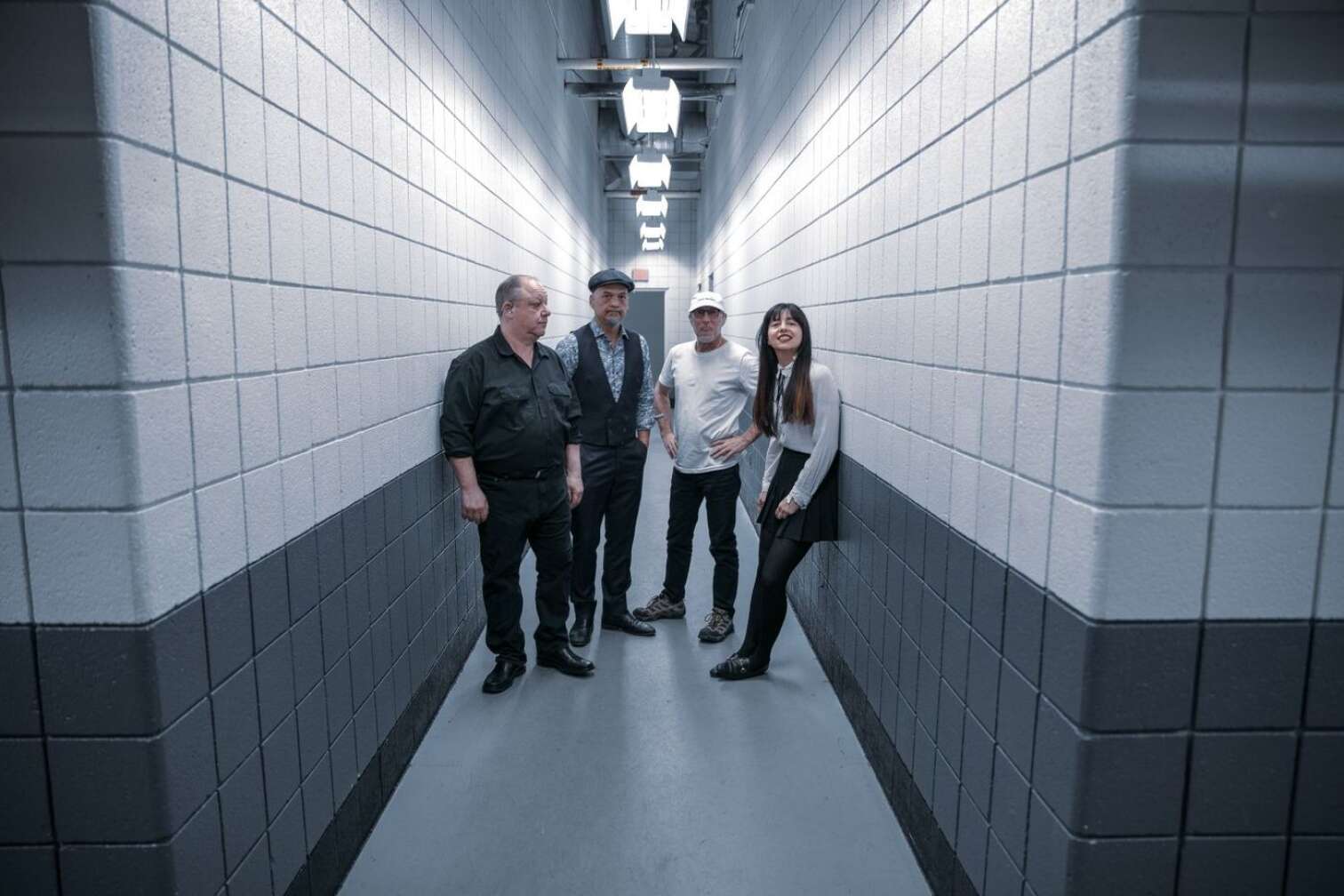 Pixies in einem weißen Gang an der Wand lehnend