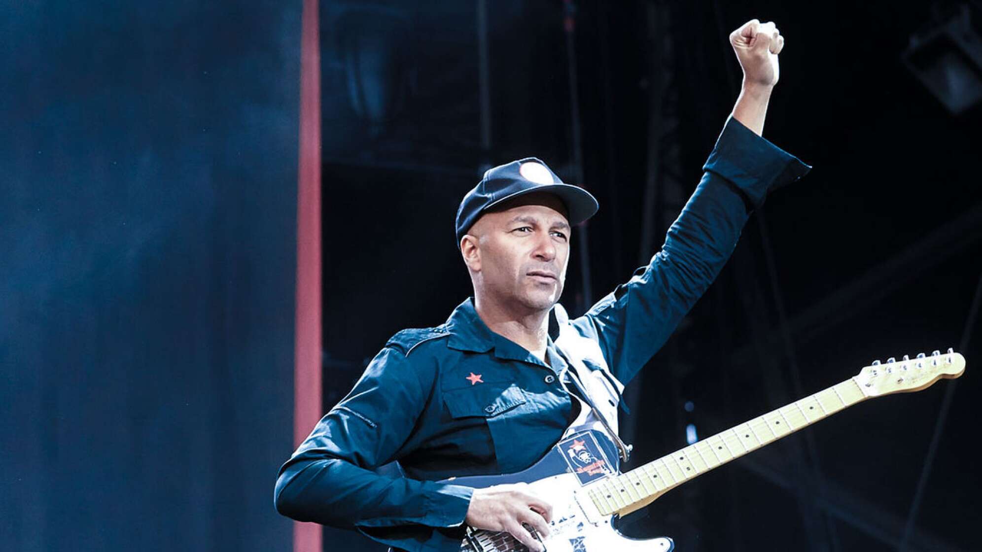 Tom Morello hält seine Faust in die Luft