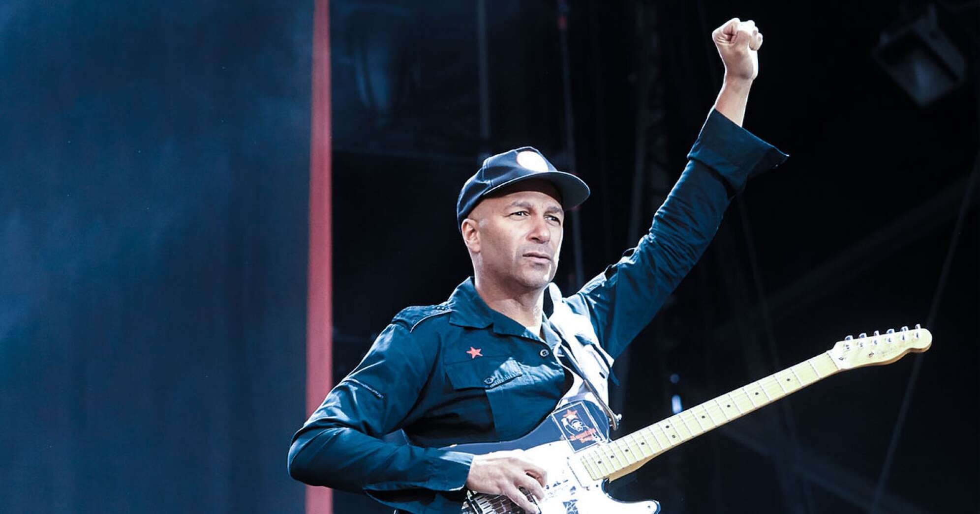 Tom Morello hält seine Faust in die Luft