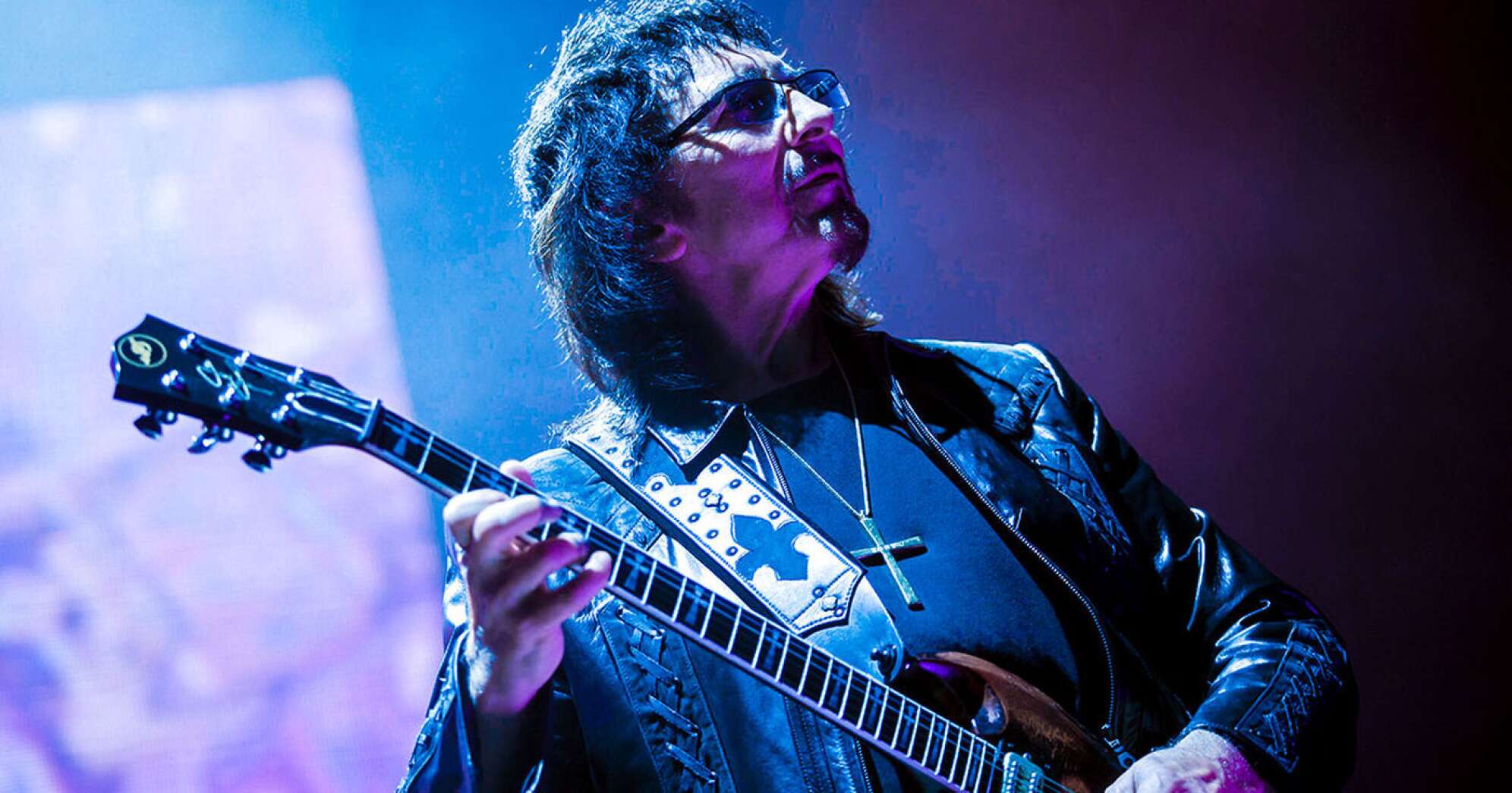 Tony Iommi spielt Gitarre