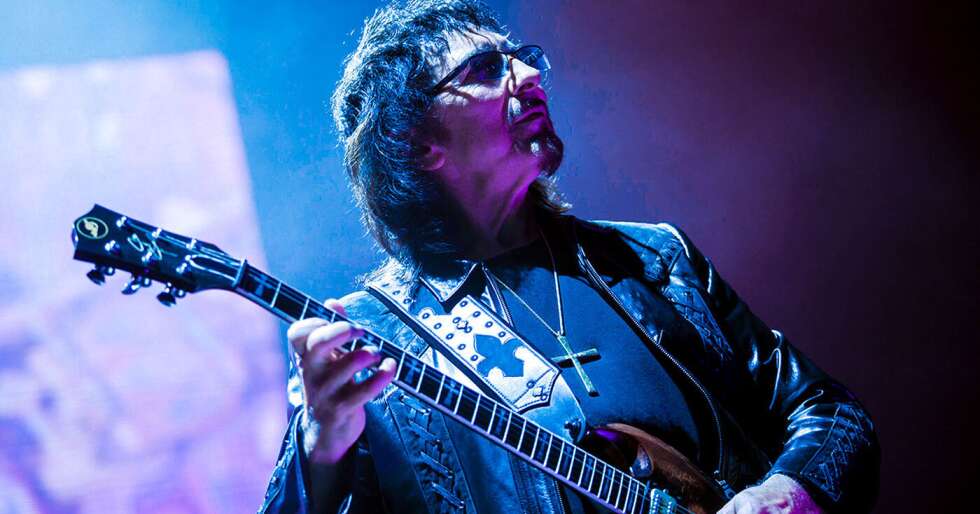 Tony Iommi spielt Gitarre