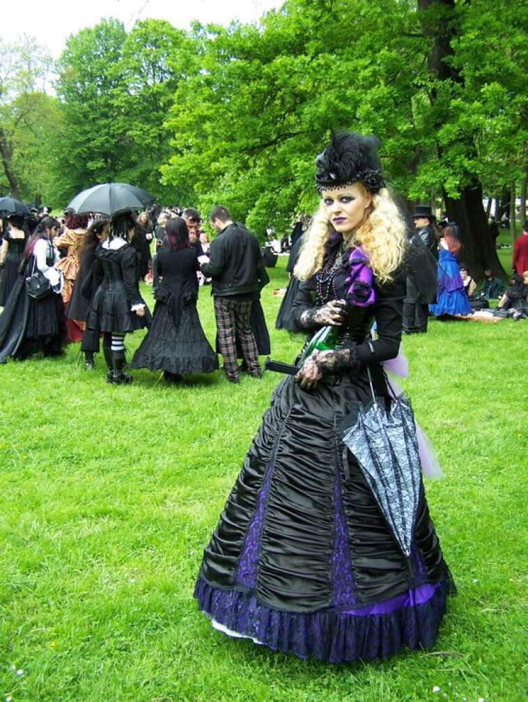 Frau im Gothic-Kleid