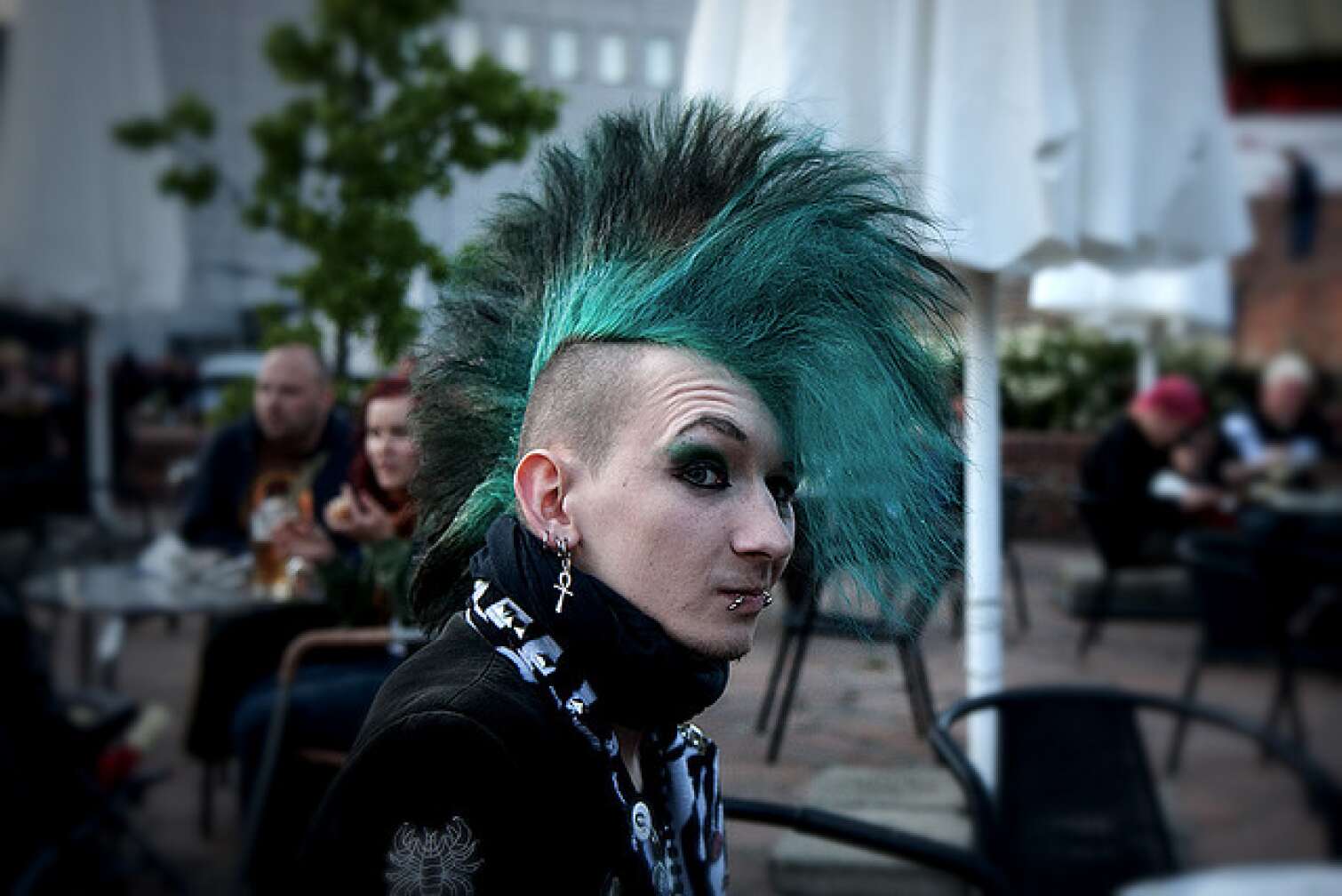 Gothic- Fan mit schwarz-grünen Haaren