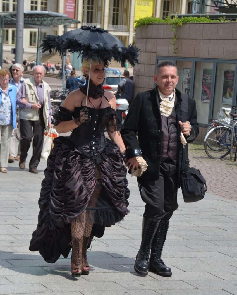 Paar in Gothic -Kleidung