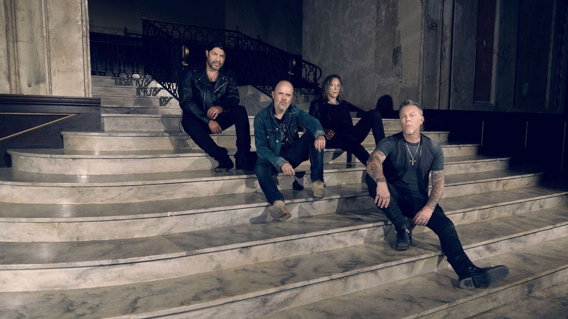 Metallica posieren auf einer Treppe