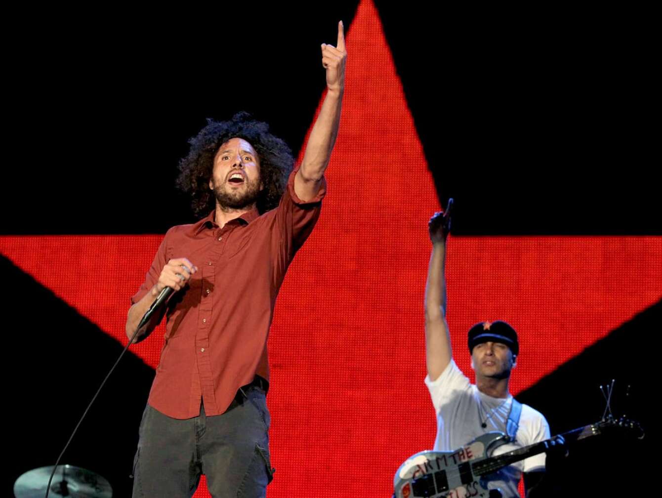 Zack de la Rocha und Tom Morello auf der Bühne