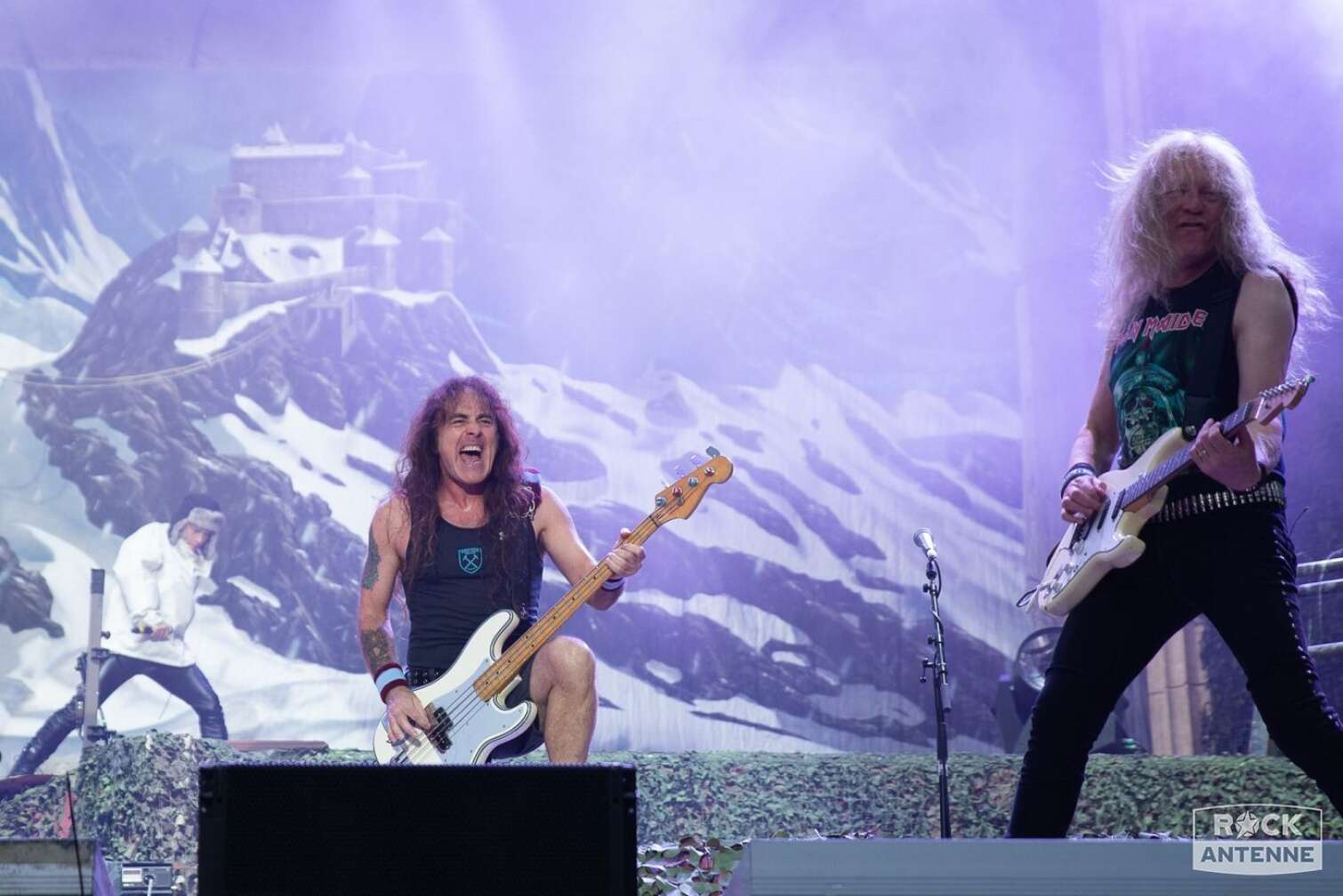 Iron Maiden auf der Bühne mit Gitarre