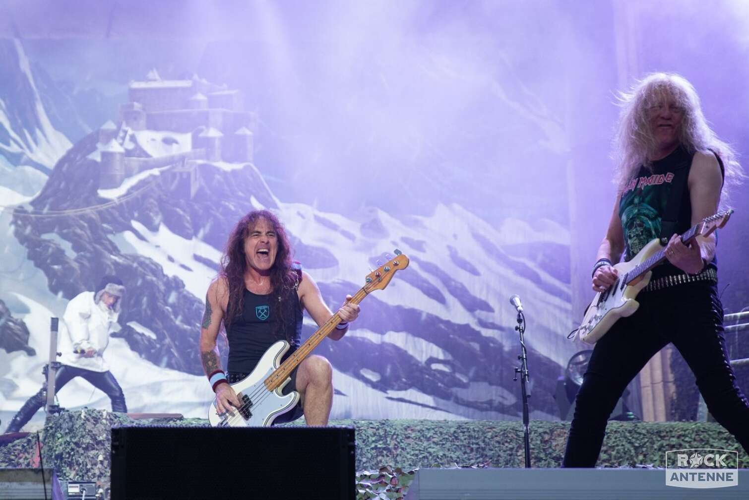 Iron Maiden auf der Bühne mit Gitarre