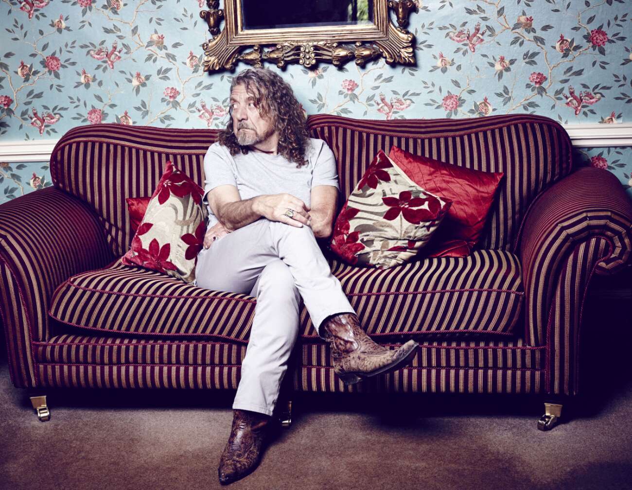 Robert Plant auf einer Couch sitzend