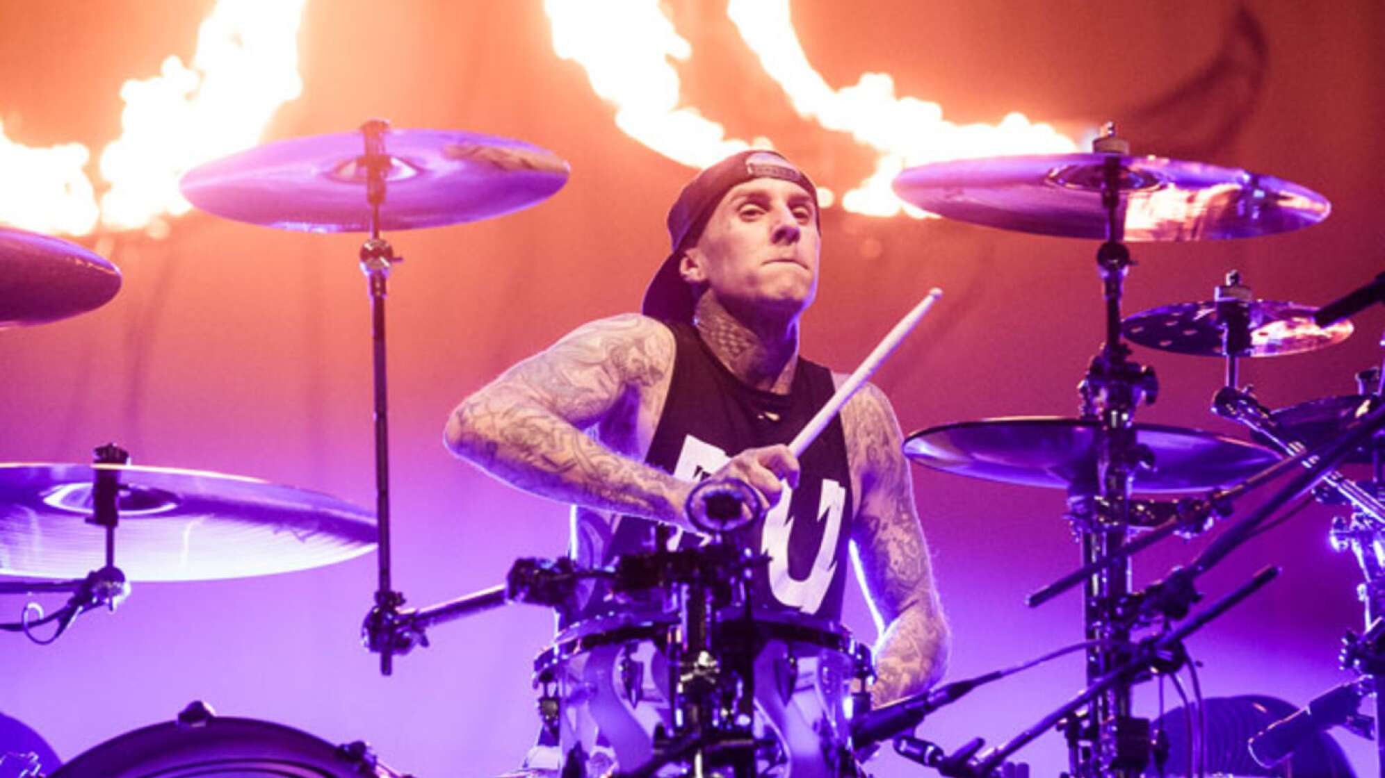 Travis Barker spielt Schlagzeug