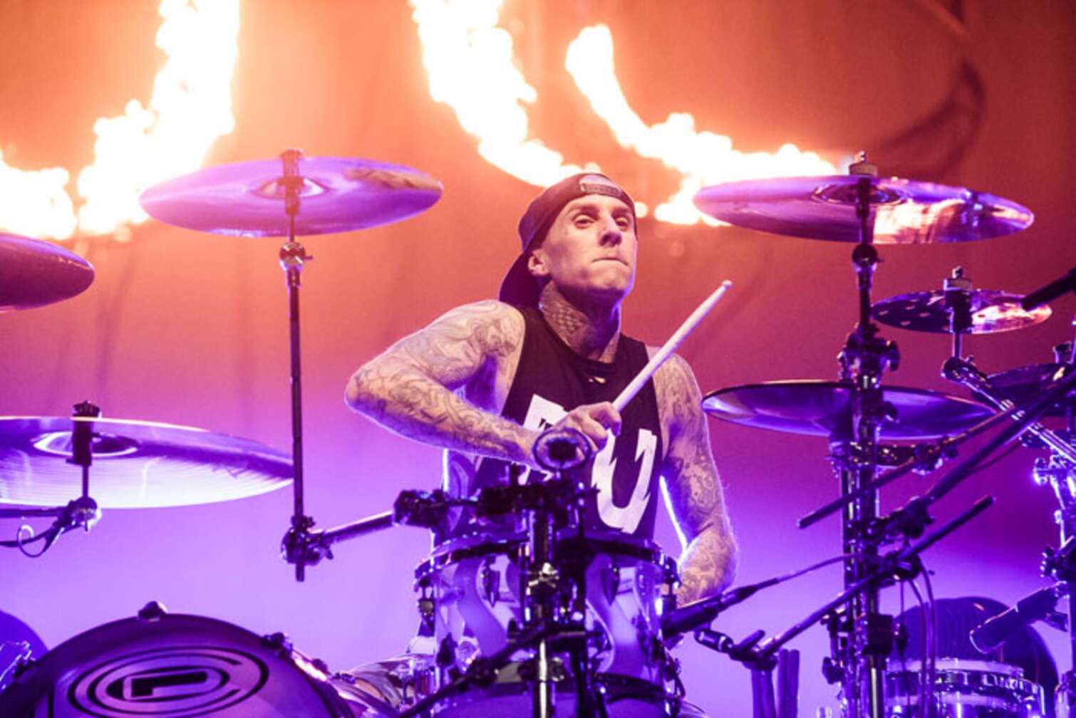 Travis Barker spielt Schlagzeug