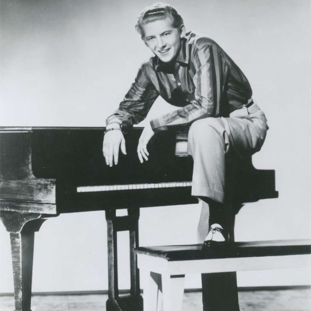 Jerry Lee Lewis auf einem Klavier