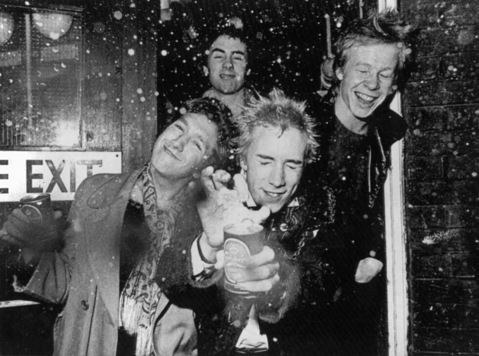 Mitglieder der Band "Sex Pistols" blicken in die Kamera