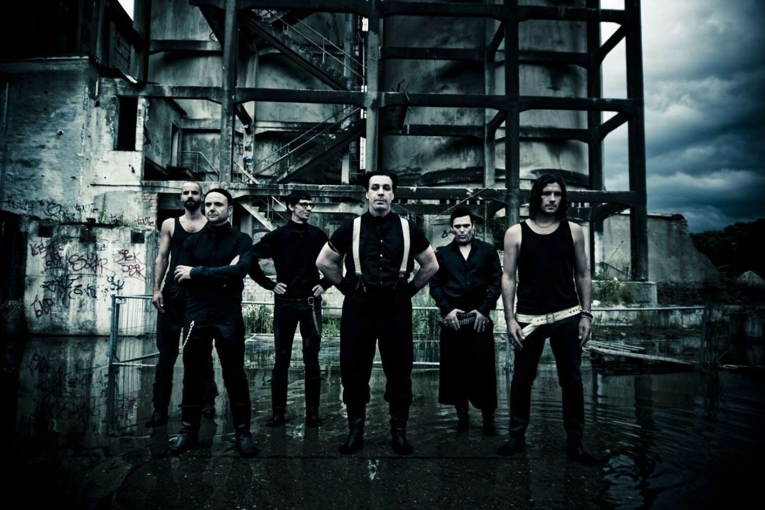 Rammstein Gruppenfoto in Schwarz-Weiß
