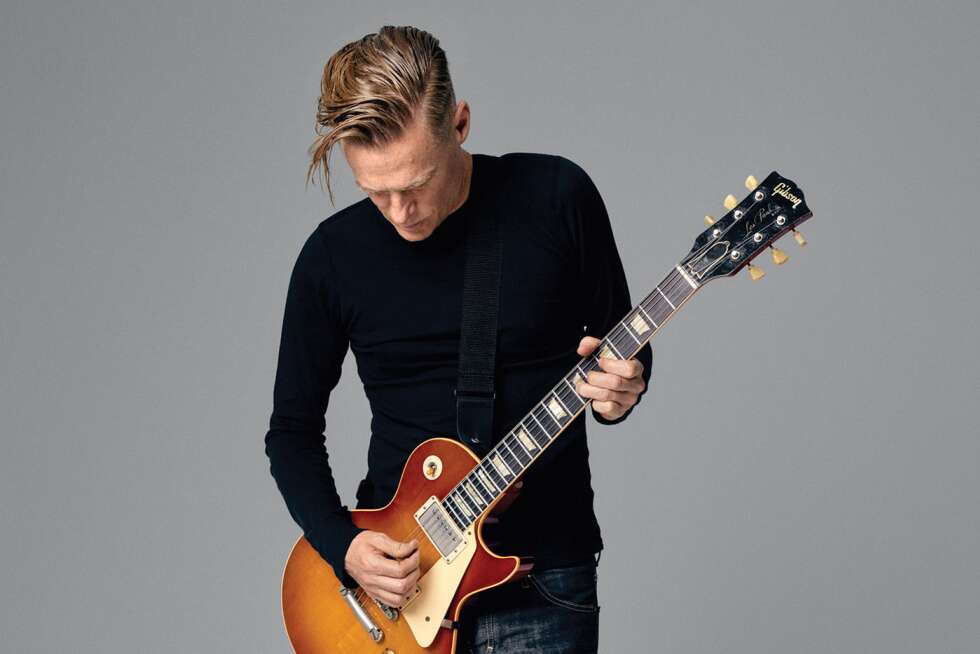 Bryan Adams spielt Gitarre