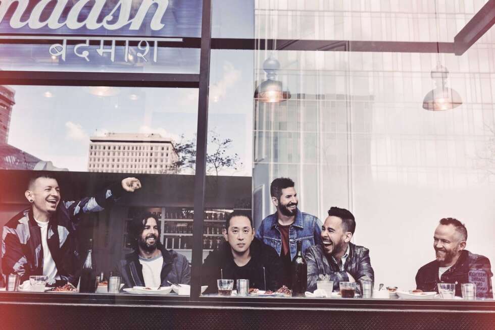 Linkin Park sitzend in einem Café