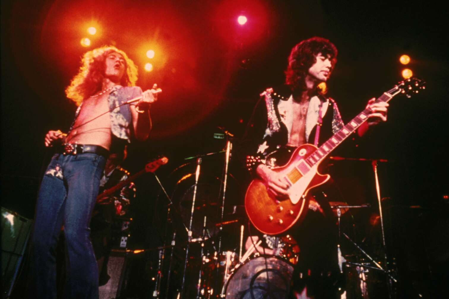 Robert Plant ung Jimmy Page rocken auf der Bühne