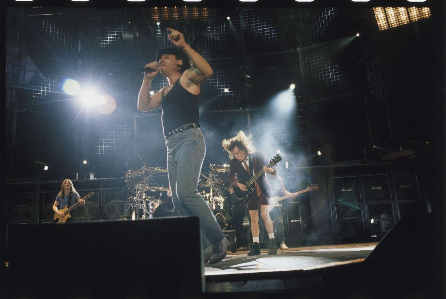 Angus Young rockt an der Gitarre von AC/DC während Brian auf der Bühne singt