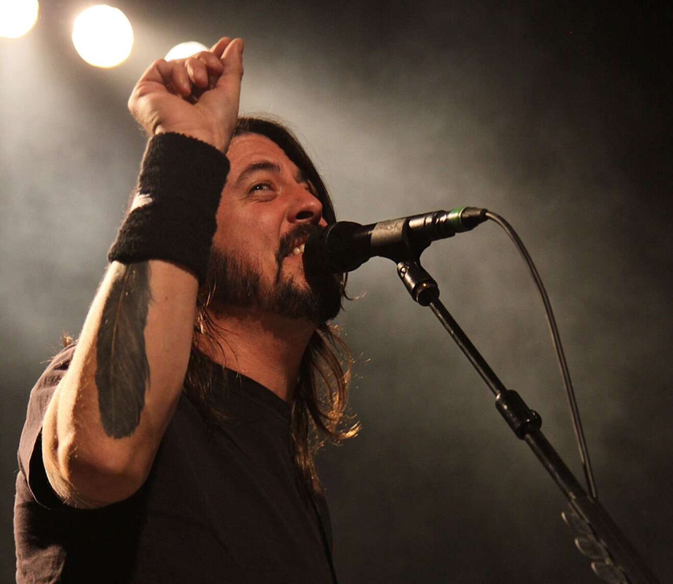 Dave Grohl am Mikro, im Scheinwerferlicht